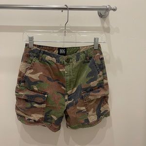 URBAN OUTFITTERS camo shorts